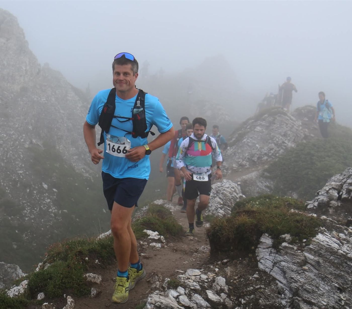 Alexis en trail dans le brouillard, sentier de montagne